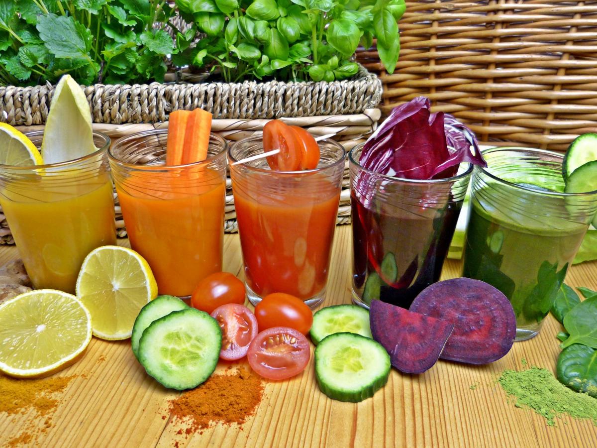 Drinking smoothies with vegetables like those in this colorful photo helps to lose weight.